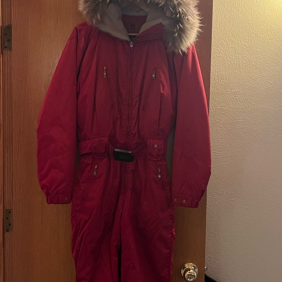 Beautiful red one piece postcard ski suit. Size 8 . From Gorsuch in Vail Co . - Picture 4 of 13